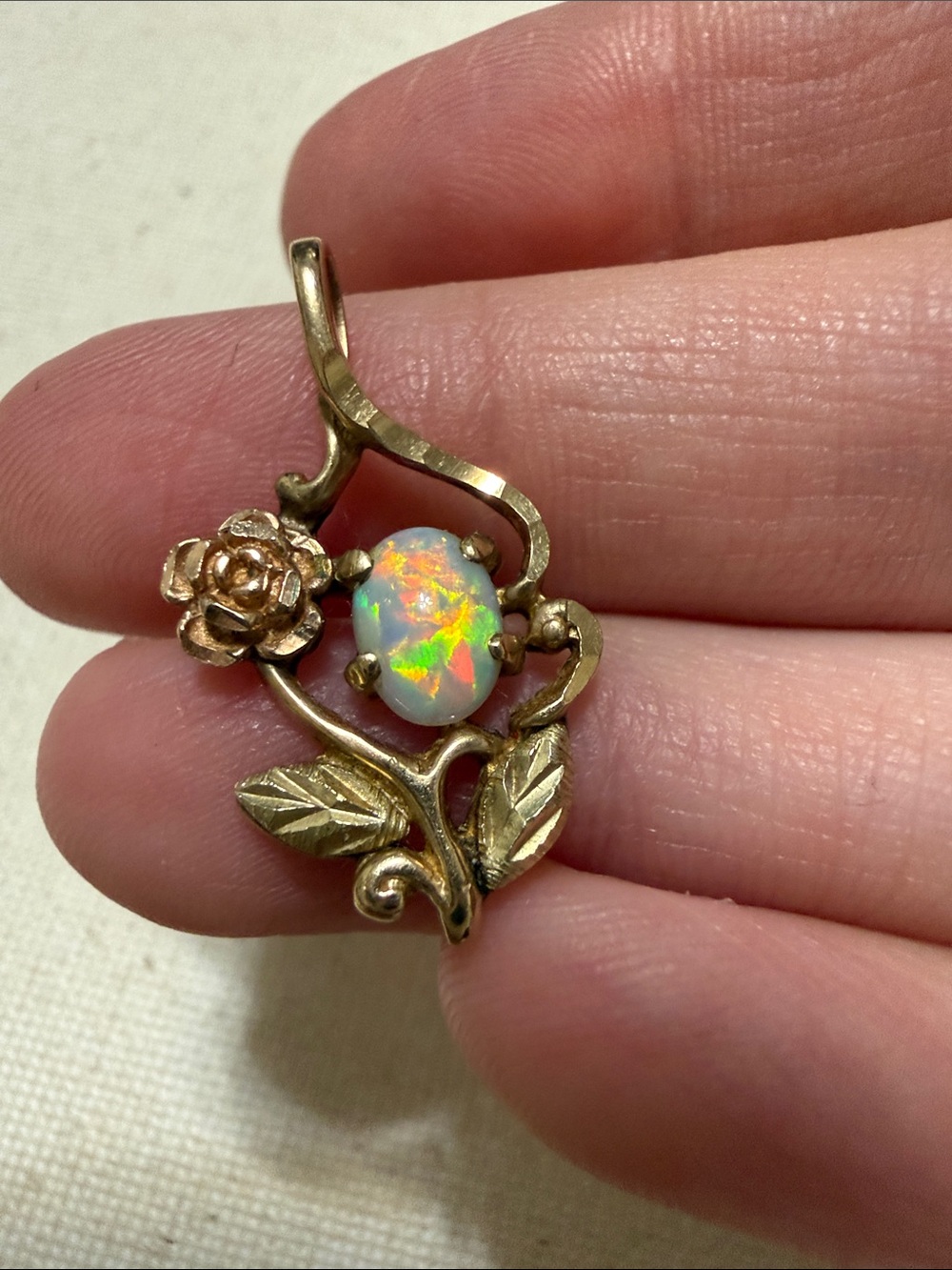 Beautiful 10K Gold Floral Opal Pendant Vintage-Inspired